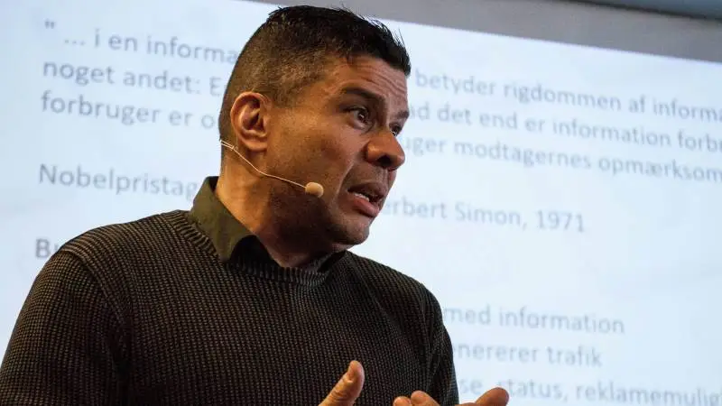 - Man skal vælge sine kampe med omhu. Nogle gange er det klogere bare at lade en sag ligge, siger filosofiprofessor Vincent Hendriks om shitstorme og fake news.
