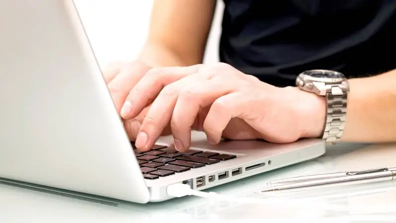 Hvis du ligger inde med oplysninger, der kan identificere fysiske personer, skal du leve op til en række krav, hvis oplysningerne findes på et digitalt medie eller i et systematisk papirregister. Foto: Colourbox