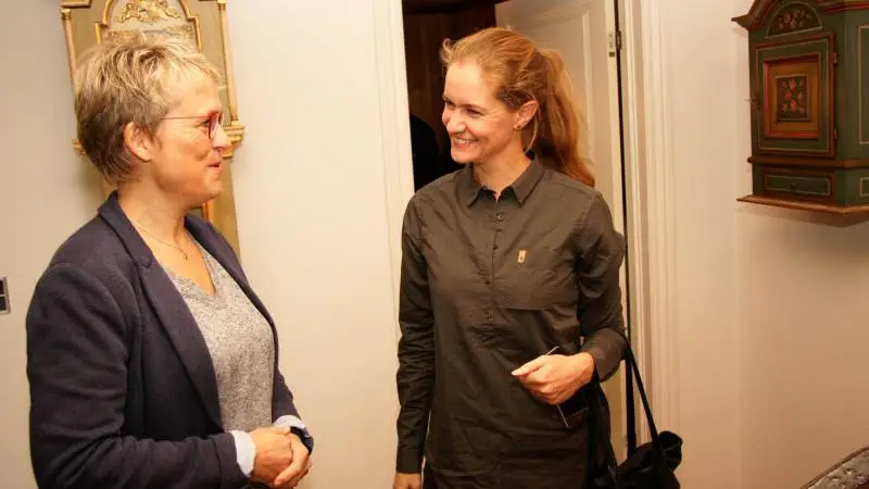 L&F's viceformand Lone Andersen (tv) kalder sprøjteforbud på §3-arealer for en mavpuster. Hun understreger, at landbruget gerne spiller med for at komme med løsninger på biodiversiteten, og har blandt andet været med i naturudspil med DN. Foto: Christian Carus