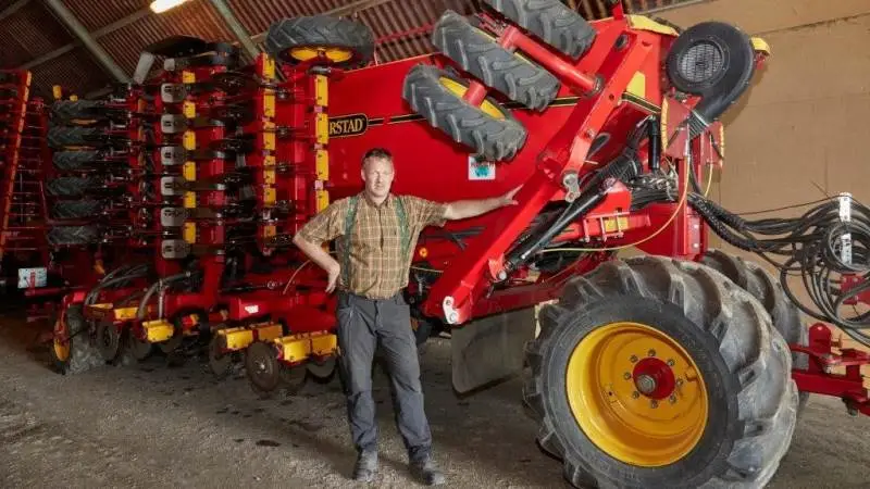 Lars Nygaard ved den tre år gamle Väderstad Rapid seks meter såmaskine, som sår alt undtagen vinterrapsen, som sås med Väderstad TopDown-harven. Udstyret med det monterbare BioDrill-system, bliver TopDown-harven således til en såmaskine, der muliggør hurtig etablering af småfrøede afgrøder såsom raps eller, dæk- og efterafgrøder.
