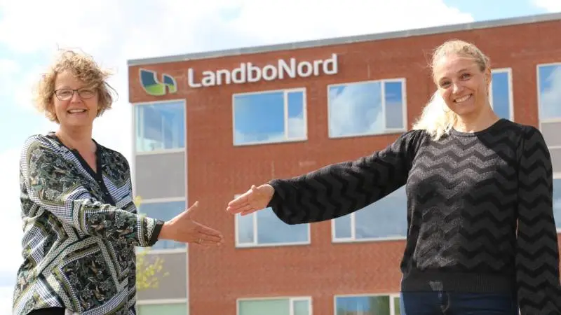 Merete L. Andersen (til venstre) hilser på Betina Amdisen Røjen. Med behørig afstand.