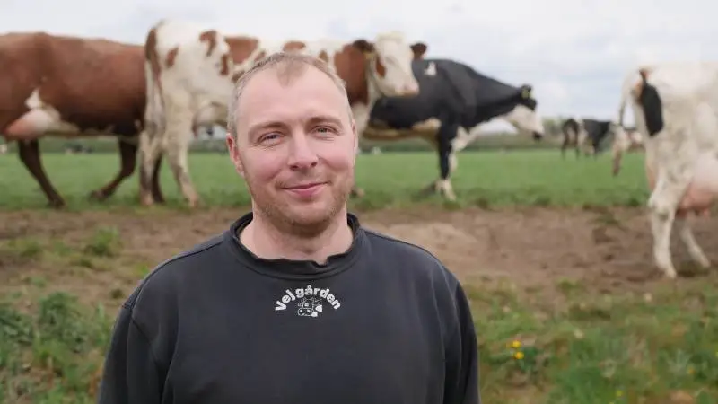 - Vi ændrede vores fokus fra at kigge på de liter mælk, vi producerede, til at kigge på bundlinjen. Hele tiden. I alle beslutninger. Og det har virkelig rykket os i den rigtige retning, siger Kasper Højer Clausen, Varde, om den udvikling, han og faren har været igennem. Foto: Seges