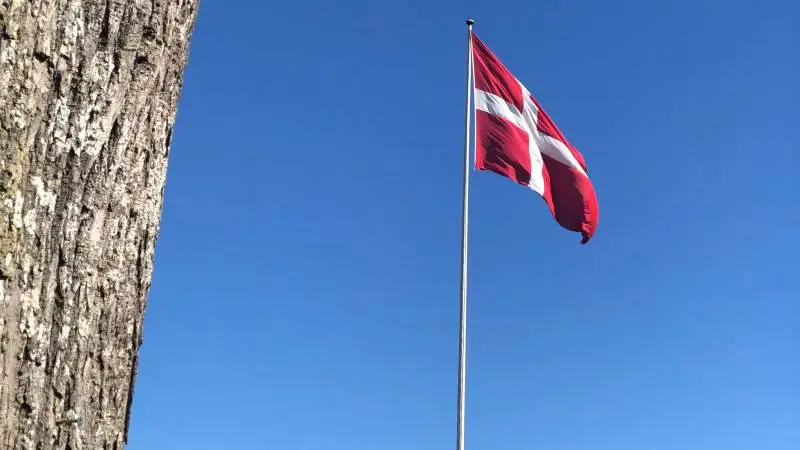 Flaget blev hejst tidligt om morgenen, mandag den 18. maj, efter beskeden om, at ikke kun eleverne måtte vende tilbage til Nordjyllands Landbrugsskolen, men også skolens kostskoleafdeling måtte åbne.