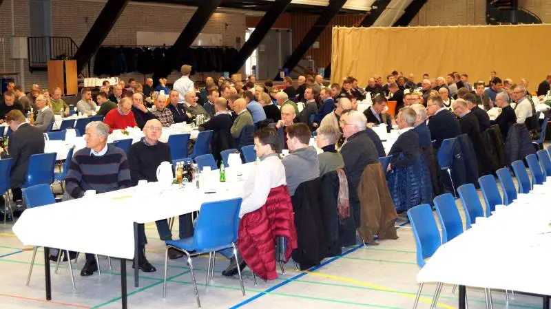 Nogle af deltagerne ved generalforsamlingen i Danske Sukkerroedyrkere skal sikkert hjem og se de gamle slutafregninger igennem. Måske venter der en klækkelig efterbetaling af for meget indbetalt EU-afgift. Fotos: Henrik Sieben