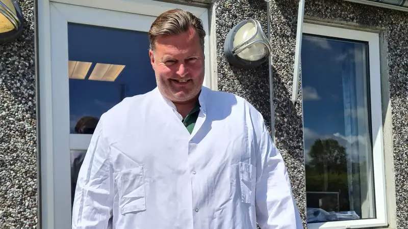 - Vi har ikke fyret nogen, selv i den nuværende situation, men vi har haft nogle ansatte på arbejdsfordeling, siger Carsten Nielsen, direktør for Mogens Nielsens kreaturslagteri.