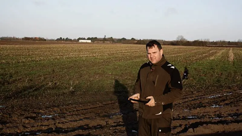 Lars Skovdal Pedersen har fået digitaliseret sit drænsystem og kan nu nemt finde alle rør og brønde med sin telefon i hånden. Digitaliseringen kommer til at spare kartoffelavleren en masse tid i fremtiden. Foto: PR.