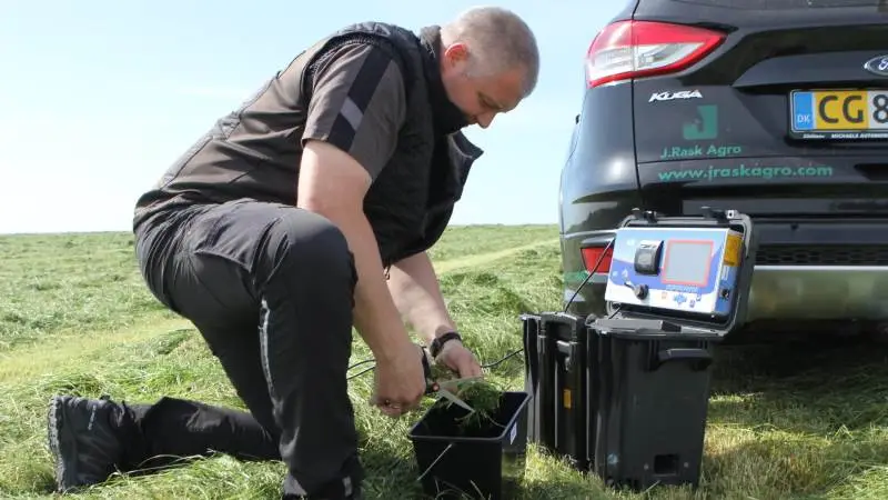 Med det transportable NIR-apparat kan Jesper Rask Pedersen hurtigt lave en græsanalyse.