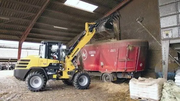 På trods af sin store løftehøjde på 4,16 meter og dens 7400 kg er Yanmar V 120 læssemaskinen med dens maskinbredde på kun 2,1 meter så kompakt, at den kan komme til overalt på Mørkebjerggård i Ulbølle.