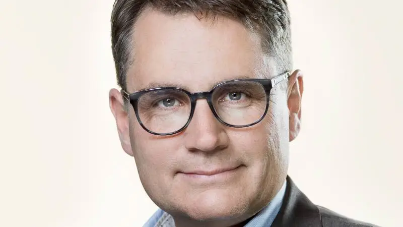 Virksomheder, der efterspørger og anvender kvalificeret arbejdskraft, kan se frem til at få bedre vejledninger og retningslinjer på området, lover erhvervsminister Brian Mikkelsen (C).