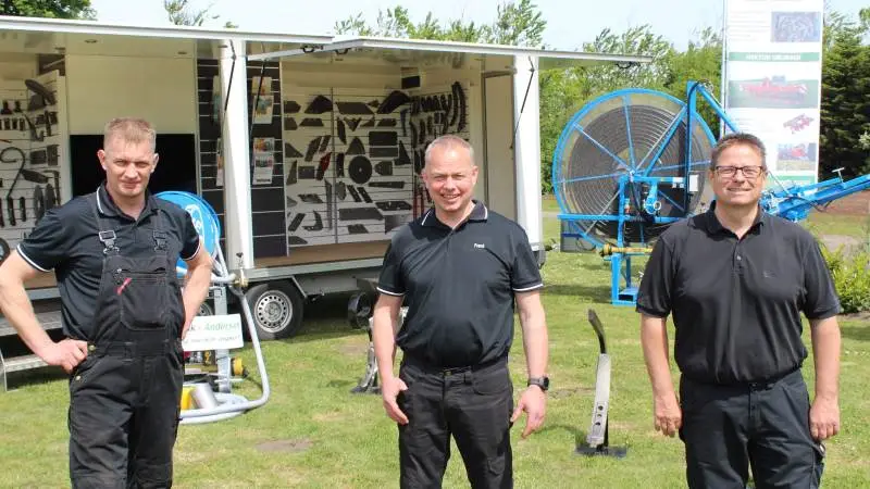 Hos LTA landteknik-Andersen er man klar til at rykke ud i landet med den nye mobile udstilling. Fra venstre: Per Andersen, Frank Andersen og Morten Nielsen.