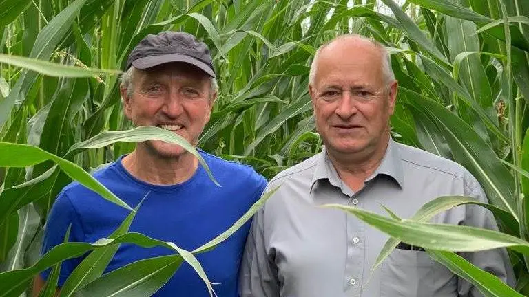 Erik Leth (th) sammen Roman Youtov, som er ansvarlig for planteavlen på den russiske farm Zalleskoe Moloko i Kaliningrad.