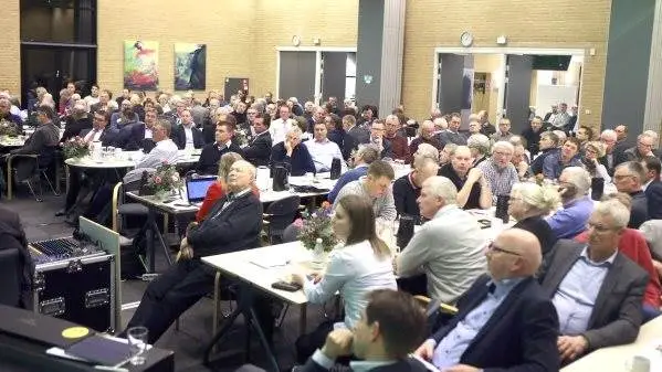 Endelig bliver det nu muligt at få afviklet generalforsamlingen i Centrovice, der har været udsat siden 11. marts, samme aften hvor statsministeren lukkede landet ned. Men det bliver naturligvis under hensyntagen til myndighedernes aktuelle anbefalinger. Billedet er fra sidste års generalforsamling i Vissenbjerg. Foto: Erik Hansen