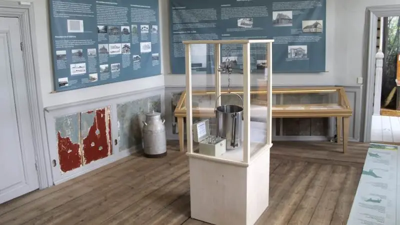 Udstillingen på Sønderskov Museum omfatter udstillingsgenstande og plancher, der fortæller 125 års historie med ydelseskontrol i Danmark. Foto: John Ankersen