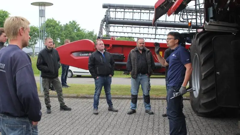 Niels Petersen, produktspecialist i Case IH (til højre), orienterede om blandt andet vedligeholdelsen af de store mejetærskere.