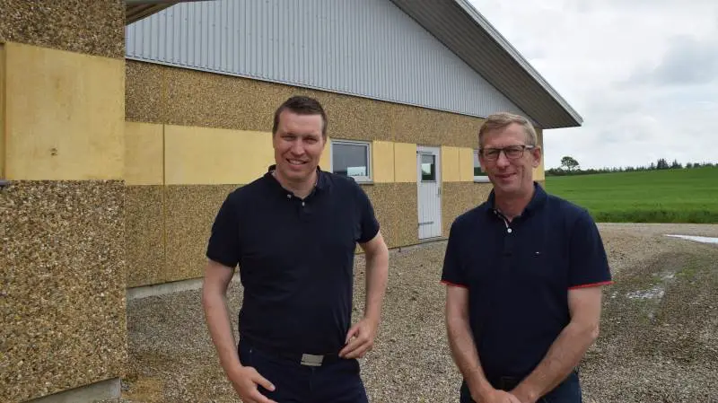 Søren Søndergaard (tv.) og Ulrik Bremholm, der er henholdsvis næstformand og medlem af sektorbestyrelsen i Landbrug & Fødevarer Svineproduktion, er bekymret for, om de danske landmænds investeringslyst i slagtesvinestalde er høj nok. Her er de fotograferet på Søren Søndergaards bedrift Baldershave øst for Billund. Foto: Morten Ipsen