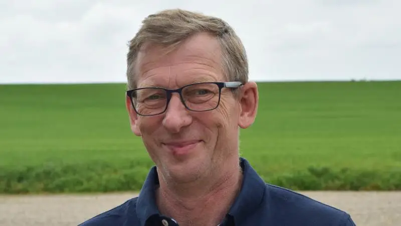 Ulrik Bremholm vurderer, at udviklingen i foderforbruget i dansk slagtesvineproduktion har sendt rentabiliteten op på et interessant niveau. Han producerer selv 60.000 slagtesvin årligt på Rubenlund Agro A/S på Lolland. Foto: Morten Ipsen