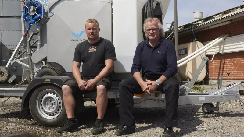 Anders Bo Larsen (tv) er den ene halvdel af Farsø-firmaet, Jydsk Tagmaling I/S. Sammen med Lasse Søndergaard Jensen, har de netop taget deres nye vaskerobot i brug – en ProCleaner P200 fra Washpower. Mogens Vestergaard fra virksomheden bag har indtil nu solgt tre vaskerobotter til fjerkræhuse. Foruden denne, er der også solgt en i Frankrig og en på Fyn.