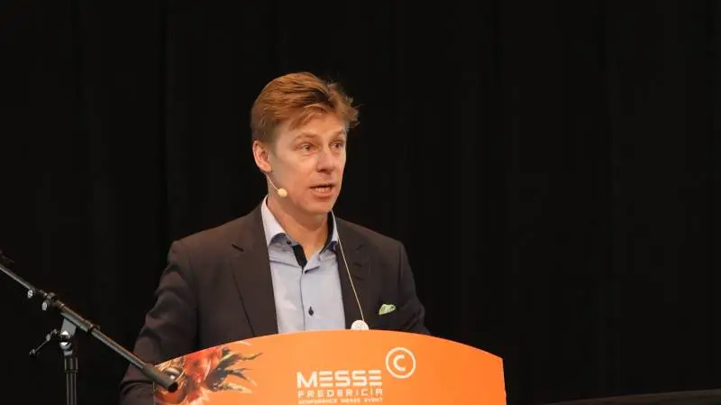 - Husk på, det er vores grise, som vi har gået og passet og plejet. Derfor vil vi naturligvis ikke risikere, at de lider nogen som helst overlast på deres rejse til hverken slagteri eller til en anden svineproducent i ind- eller udland, siger Danske Svineproducenters formand, Kim Heiselberg.