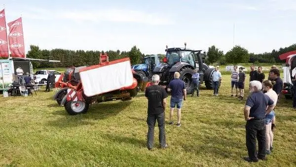 I de seneste uger har Kuhn-karavanen været rundt i landet med både skårlæggere, river og pressernyheder. Forrige torsdag i det flotte sommervejr var den nået til Fyn, hvor økolog Arne Jørgensen lagde syv hektar til demonstrationen.