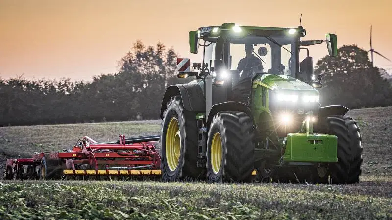 Ny John Deere opdateret 7R-traktorserie, hvor topmodellen yder 388 hk med intelligent strømstyring (IPM).