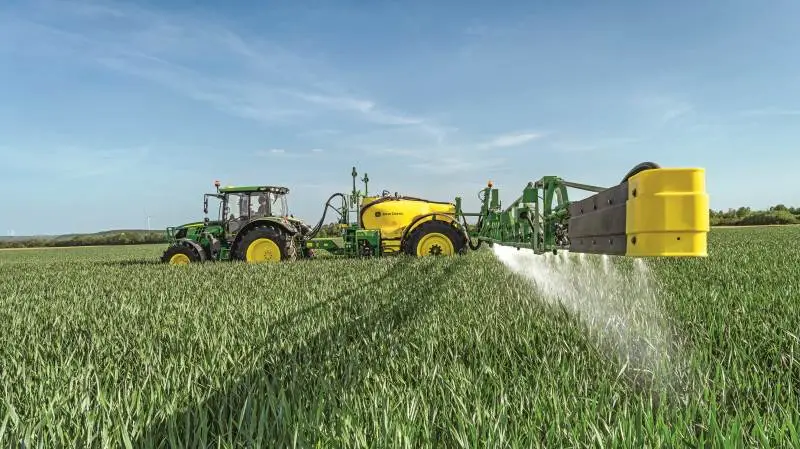 John Deere, der er verdens største producent af sprøjter, har et stort udvalg af trailersprøjter, blandt andet R900i-serien og de selvkørende sprøjter i R4100-serien. Med de nye R700i-modeller flytter John Deere en række teknologier fra disse modeller til mellemklassesprøjter.