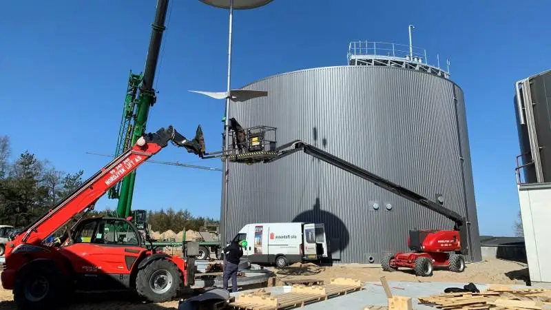 På Agromeks biogasområde vil Assentoft A/S være blandt udstillerne med en endnu større stand end sidst. Assentoft producerer blandt andet reaktortanke, som den der her er ved at blive opført i Hadsund for Mariagerfjord Vand. Foto: Assentoft.