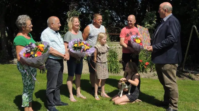 Den hollandske familie Van Kempen får her blomster i anledning af, at den malker med DeLaval VMS-malkerobotter, som stadig kører 20 år efter installationen i stalden.