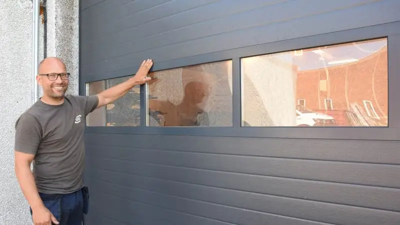 - Ledhejseporte som denne – med eller uden vinduer og med trykknapbetjening og/eller automatik - leverer vi både til landbrug, industri og private, siger indehaveren af Syddansk Portteknik, servicetekniker Kenneth Bruun Petersen.