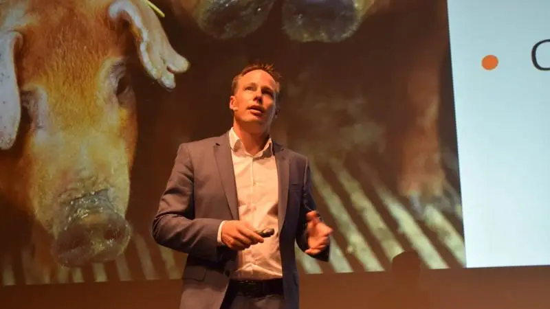 - Viden på tværs bliver en form for faglig festival, hvor den 20. oktober er der, vi skyder den i gang – og efterfølgende har omkring 20 webinarer i dagene efter. Og jeg kan love, at du vil få nyeste viden med hjem, siger Christian Fink Hansen, sektordirektør, Seges Svineproduktion, om konceptet der afløser årets Svinekongres. Arkivfoto: Morten Ipsen