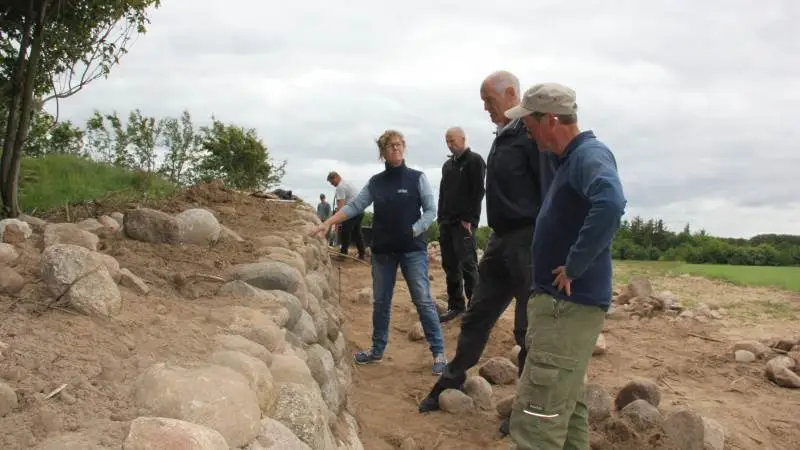 En vigtig del af renoveringen er stendigerne omkring herregården. De stammer tilbage fra 1700- og 1800-tallet, hvor de blev etableret af bønder.