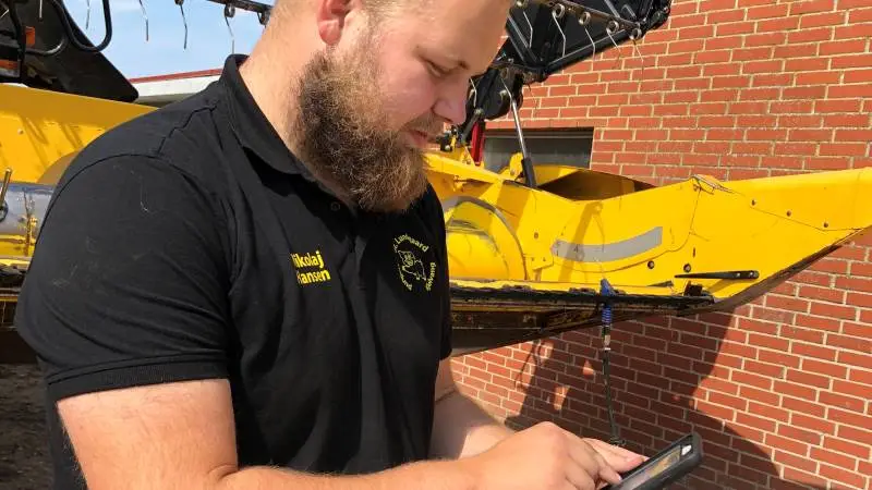 Næsgaard MOBILE kan hentes både i App Store og på Google Play og er nem at bruge. Her er medarbejder Nikolaj Hansen i gang med at bruge app´en.