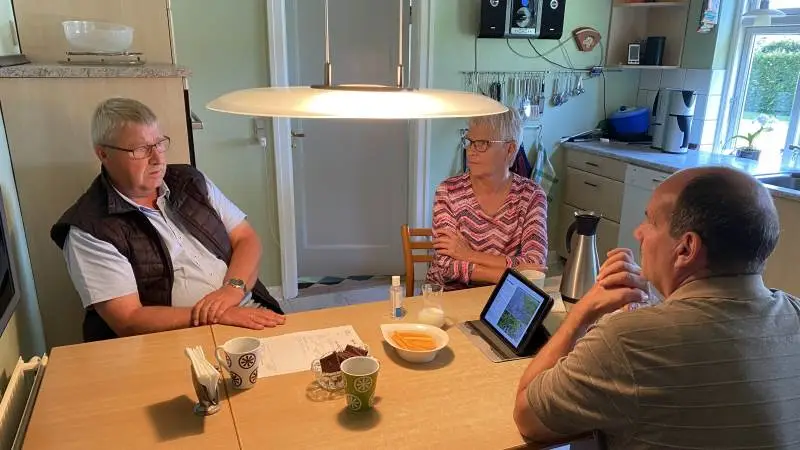 Formanden for Djursland Landboforening, Hans Gæmelke, har været på besøg ved en af foreningens medlemmer, som har problemer med overløb af spildevand. Foto: Djursland Landboforening.