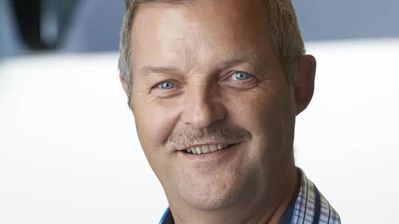 - Jeg opfordrer ofte til, at lade køerne selv afgøre, hvorvidt de har problemer med mykotoksiner. Det kan man gøre ved at tildele toksinbinder i en periode og registrere, om der sker en forandring. Hvis ikke, kan man tage toksinbinderen ud af foderet og vurdere, om der kommer en reaktion, forklarer John Snede, som er ra°dgiver ved Vilomix.