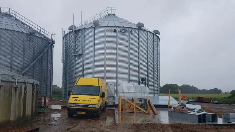 Et typisk set-up for montagehold består af fire mand pr. sjak. De bygger i snit en silo på 1.000 tons om ugen.