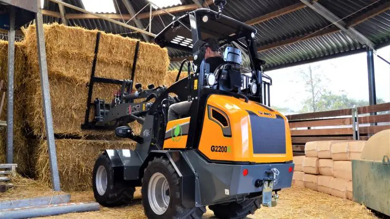 Den 100 procent elektriske Giant-minilæsser er udstyret med et 48 volts lithium-ion-batteri, placeret hvor motoren traditionelt sidder på en Giant-minilæsser. Læsseren har to separate elektriske motorer.
