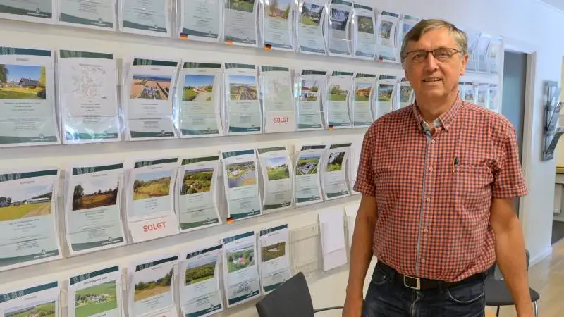 Ejendomsmægler Svend-Åge Bruun glæder sig over, at der igen er varer på hylderne, og salget er igen i gang efter at have ligget ret stille i tiden, hvor landet var lukket ned.