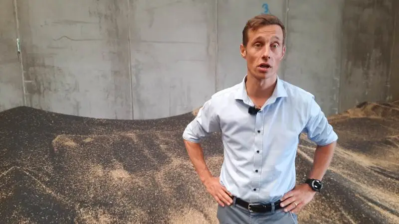 - Vinterrapsen er svær at bedømme på markerne lige nu, siger Christians Hjerpsted, markedsdirektør hos Danish Agro Øst - her ved ét af de partier vinterraps, der blev høstet på Sjælland i sidste uge. Fotos: Jørgen P. Jensen