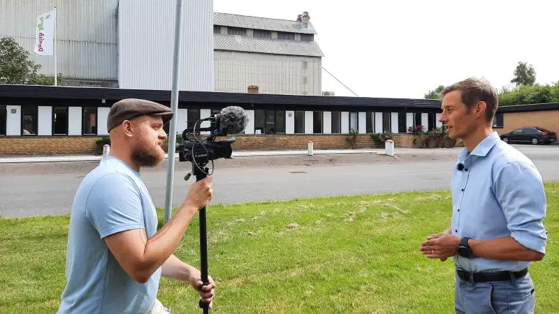 - Vi er så meget i starthullerne og venter på skuddet til de kommende ugers høstspurt, fortæller Christian Hjerpsted (th), markedsdirektør for det østlige Danmark hos Danish Agro i går - her til Effektivt Landbrugs video. Foto: Jørgen P. Jensen
