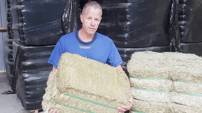 Crimperen fra Kuhn med gummivalser hjælper Søren Vestergaard med at producere noget af det bedste havrehø i Danmark til heste.