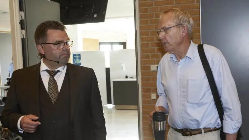 Under Centrovices generalforsamling 25. juni havde Centrovice-formand Torben Povlsen (tv) inviteret L&F-formand Martin Merrild. Sidstnævnte har tidligere været skeptisk over for ny retssag på vandplansområdet, da chancerne for at vinde ifølge L&F's advokat Håkun Djurhuus ikke er gode. Foto: Erik Hansen