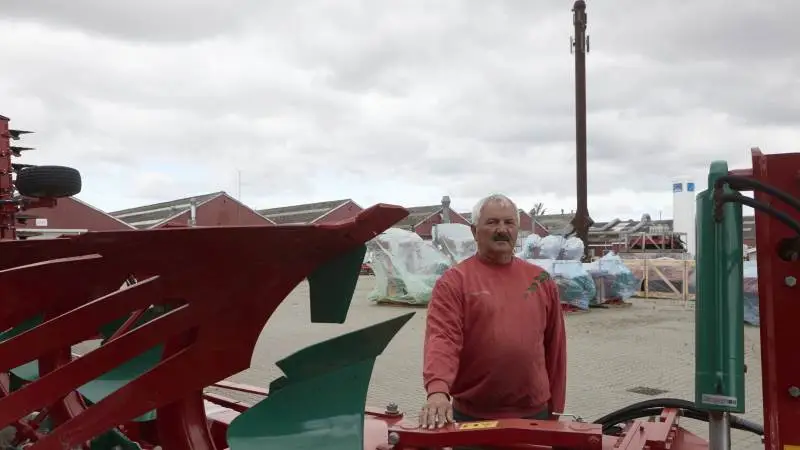 Torben Ipsen startede i 1970 som maskinarbejderlærling på fabrikken i Kerteminde, som dengang hed Maskinfabrikken Taarup. Siden kom han i udviklingsafdelingen, blev rejsemontør, og fra 2000 har han arbejdet i salgsafdelingen hos Kverneland DK.
