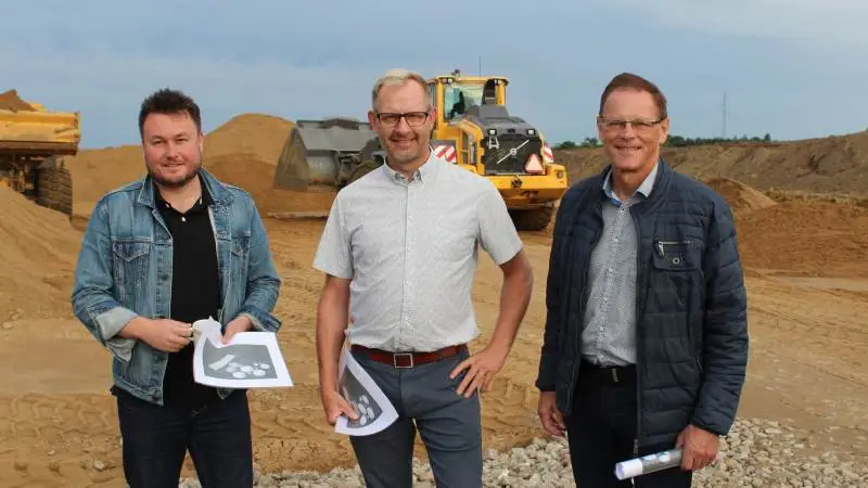 Fra venstre: Fødevareordfører i Socialdemokratiet, Anders Kronborg, landmand og svineproducent, Mads Niær Kristensen og fødevareordfører i Venstre, Erling Bonnesen, ved gårsdagens besøg på Grauballegård, hvor der er gang i byggeriet anlæggelse og opførelse af et nyt biogasanlæg. Foto: John Ankersen
