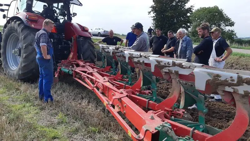 Landbrugsrådgivning Syd har, fra tidligere pløjekurser, erfaret, at deltagerne får meget ud af et heldags pløjekursus, uanset om de kører med en ny eller gammel plov.