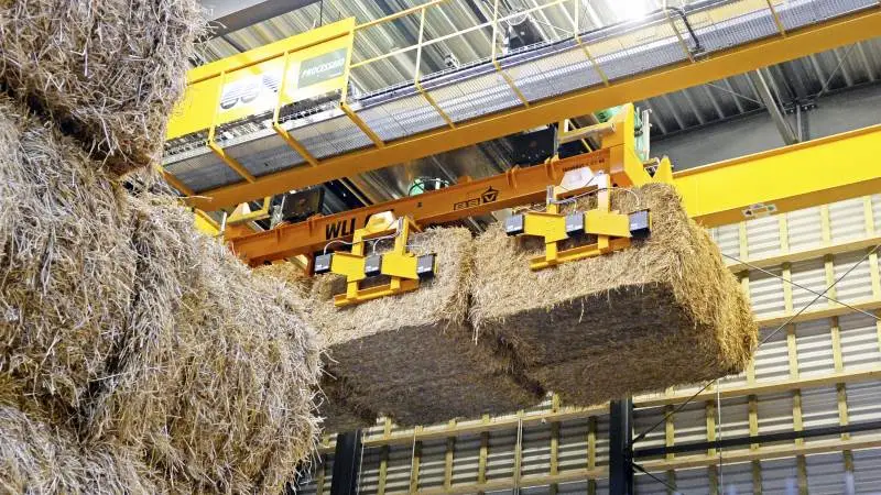 Varmeværker, der bruger biomasse – som eksempelvis et halmværk som dette i Vejen – samt varmeværker der benytter flis og haveparkaffald, er køberne, der med fordel kan bruge BiomassAuctions.com. Arkivfoto