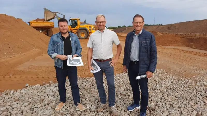 Fra venstre: Fødevareordfører i Socialdemokratiet, Anders Kronborg, landmand og svineproducent, Mads Niær Kristensen og fødevareordfører i Venstre, Erling Bonnesen, ved besøget forleden på Grauballegaard, hvor der er gang i byggeriet anlæggelse og opførelse af et nyt biogasanlæg.