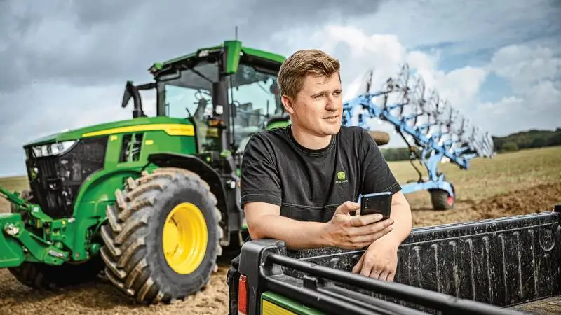 I dag skal landmænd indsamle store mængder data for at administrere deres bedrifter samt for at opfylde kravene om dokumentation. Med ISOXML-standarden er det muligt at overføre
markdata fra maskinens skærm fra populære producenter til John Deere Operations Center. På baggrund heraf kan John Deere understøtte kunder, der arbejder med maskinparker fra forskellige leverandører.