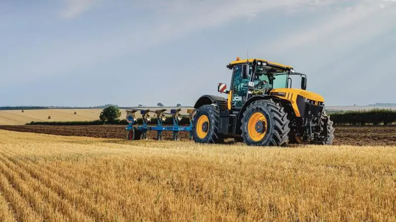 JCB's Fastrac 4220 bliver et almindeligt syn på de sjællandske marker i fremtiden, hvis det står til FMR Maskiner.