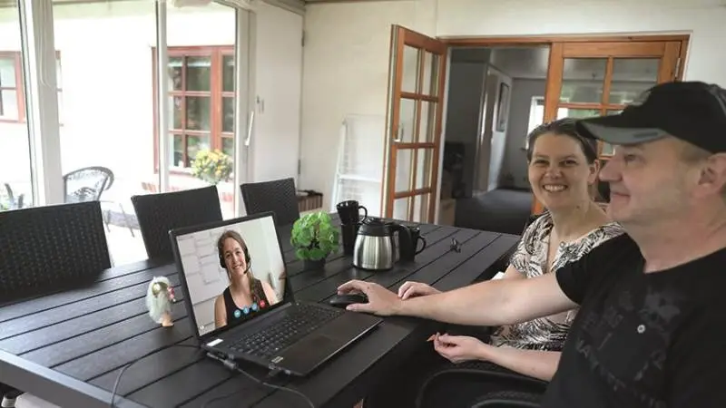 Hos Sagro har man oplevet stor succes med online regnskabsgennemgang. Nogle af dem som blev positivt overrasket var Karina og Henrik O. Larsen, Ikast, som blev guidet igennem deres regnskab af Rhandy Nagy, Sagro.