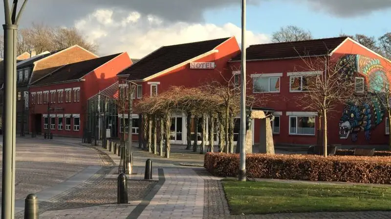 Det er hotellet her i Brande, som Axel Månsson har købt. Her skal hans søn være bestyrer.