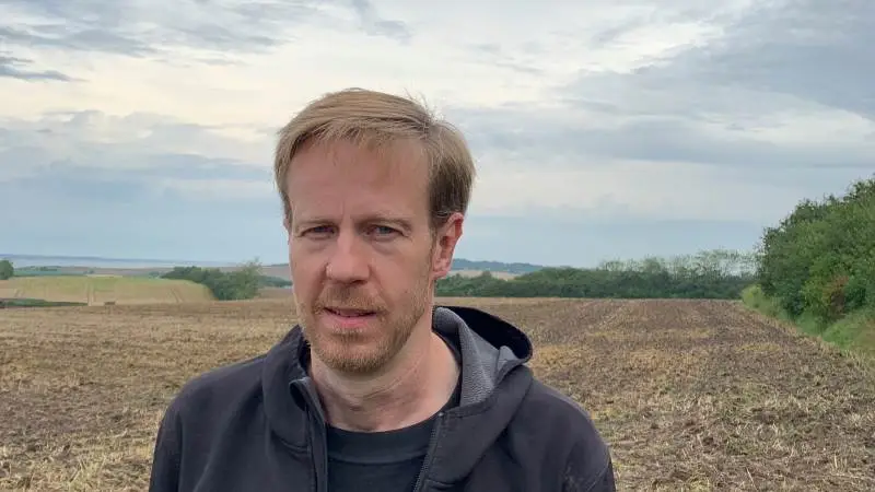 Robert Lynge Andersen fra Struer-området mangler stadig at få sået 15 hektar med efterafgrøder. Han fortæller, at han må tage gyllesprederen i brug for at få det gjort.